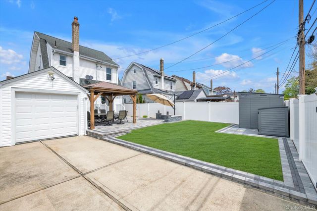 14 Laurel Road, Lindenhurst, NY 11757