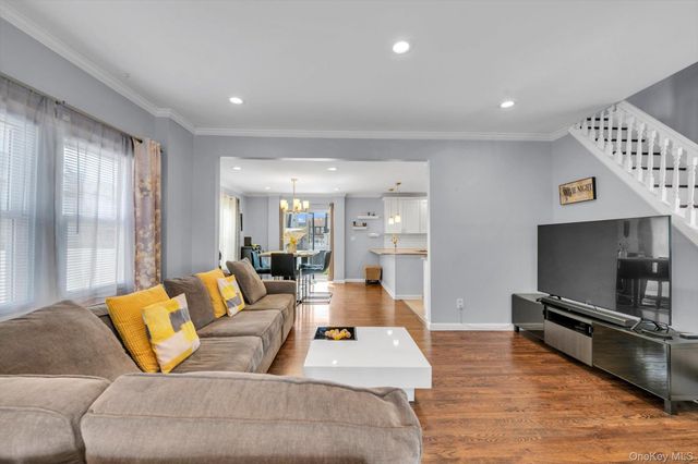 14 Laurel Road, Lindenhurst, NY 11757