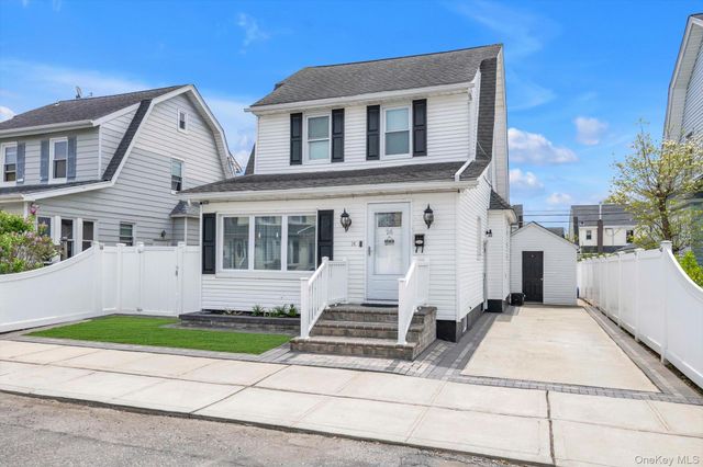 14 Laurel Road, Lindenhurst, NY 11757