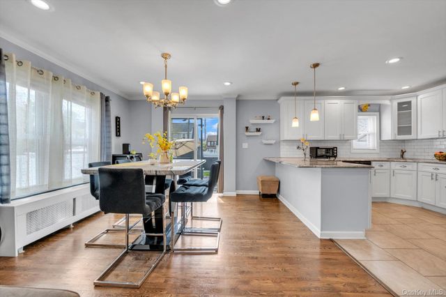 14 Laurel Road, Lindenhurst, NY 11757