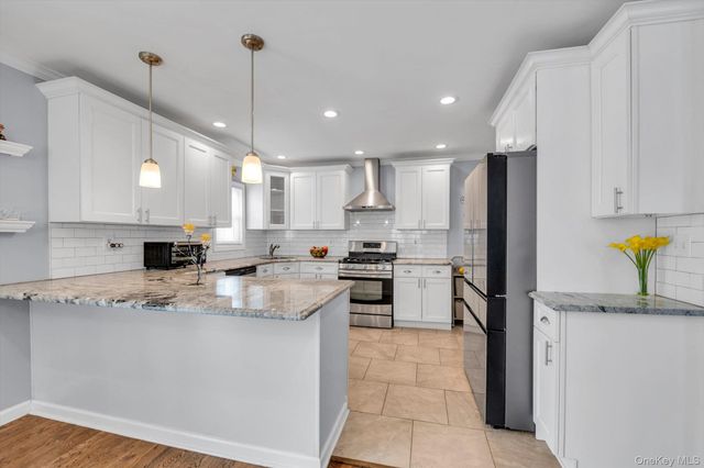 14 Laurel Road, Lindenhurst, NY 11757