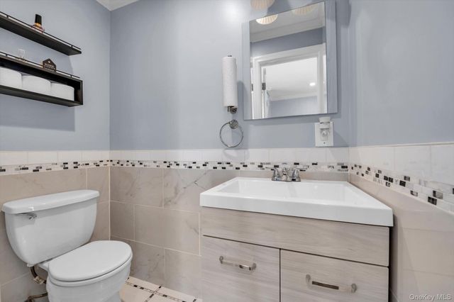 14 Laurel Road, Lindenhurst, NY 11757