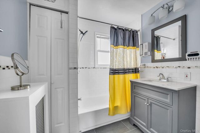 14 Laurel Road, Lindenhurst, NY 11757