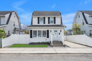 14 Laurel Road, Lindenhurst, NY 11757