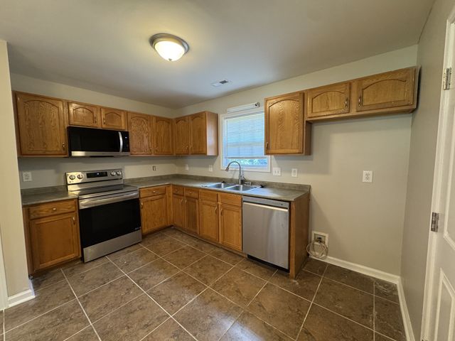 404 Faulkner Dr, Clarksville, TN 37042