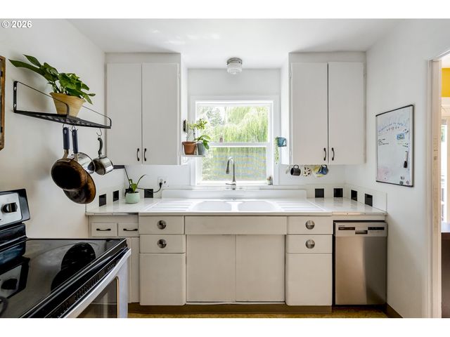 11602 Se MAIN St, Portland, OR 97216