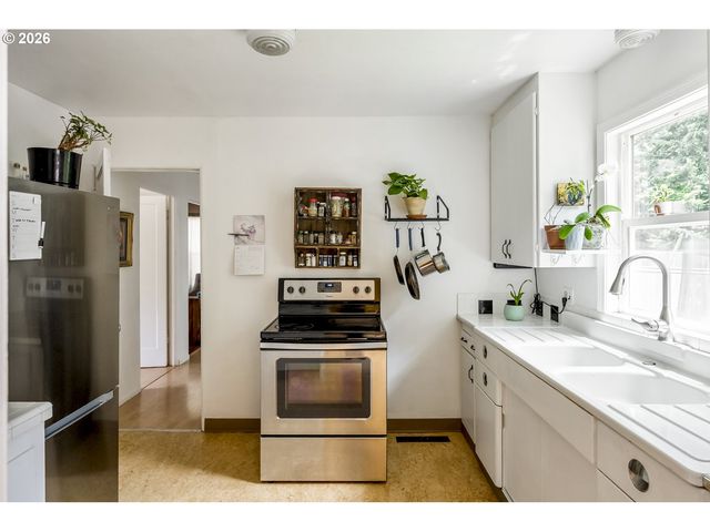 11602 Se MAIN St, Portland, OR 97216