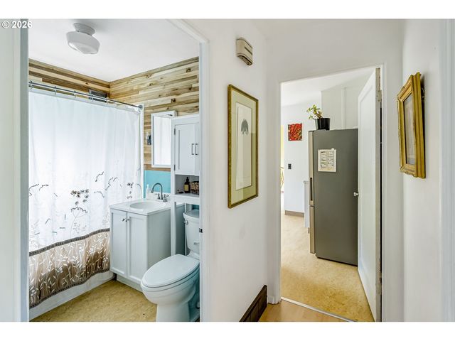 11602 Se MAIN St, Portland, OR 97216