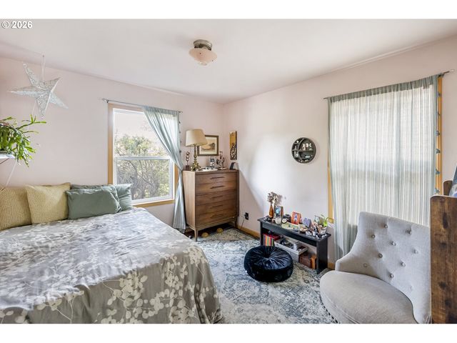 11602 Se MAIN St, Portland, OR 97216