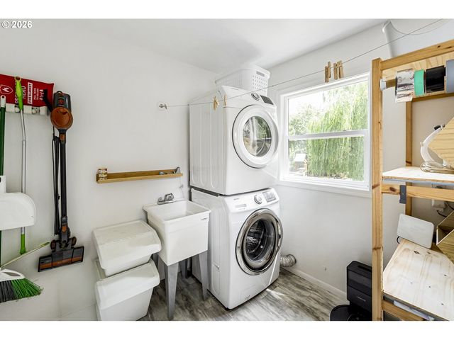 11602 Se MAIN St, Portland, OR 97216