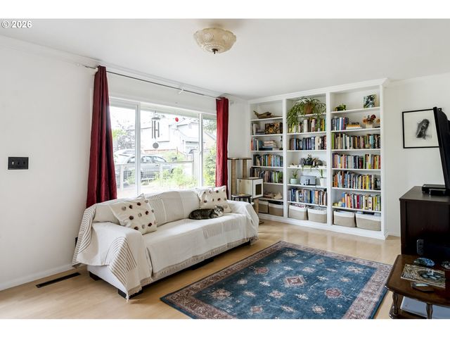 11602 Se MAIN St, Portland, OR 97216