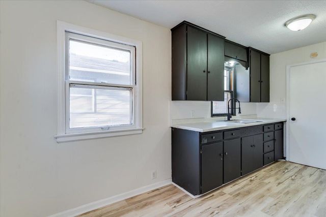 1652 S Ellis St, Wichita, KS 67211