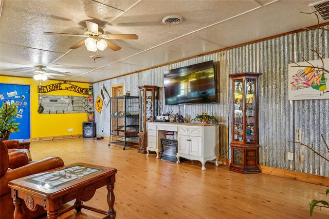 1406 N Johnson Loop, Montague, TX 76251