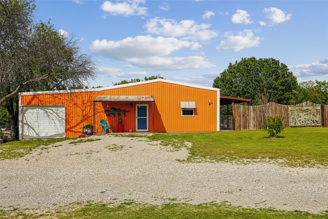 1406 N Johnson Loop, Montague, TX 76251