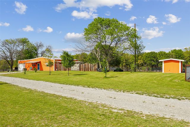 1406 N Johnson Loop, Montague, TX 76251
