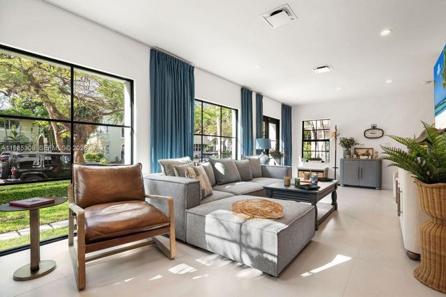 151 NE 43rd St, Miami, FL 33137