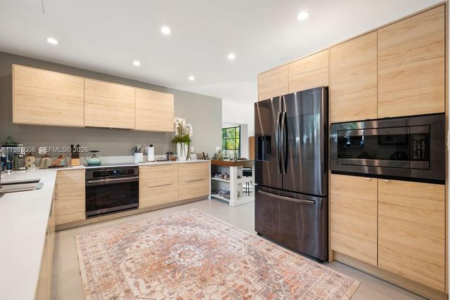 151 NE 43rd St, Miami, FL 33137