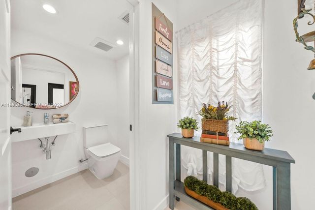 151 NE 43rd St, Miami, FL 33137