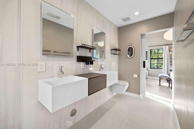 151 NE 43rd St, Miami, FL 33137