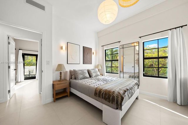 151 NE 43rd St, Miami, FL 33137