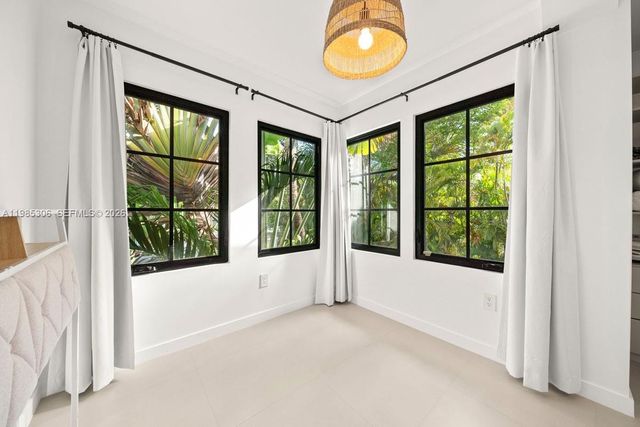 151 NE 43rd St, Miami, FL 33137