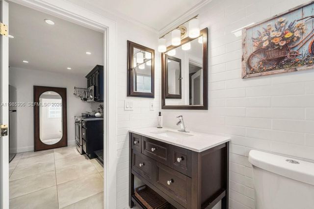 151 NE 43rd St, Miami, FL 33137