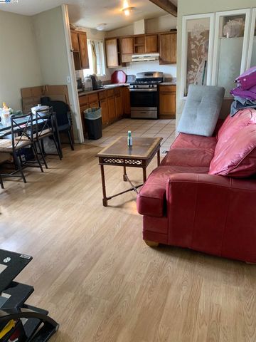 9656 D St, Oakland, CA 94603