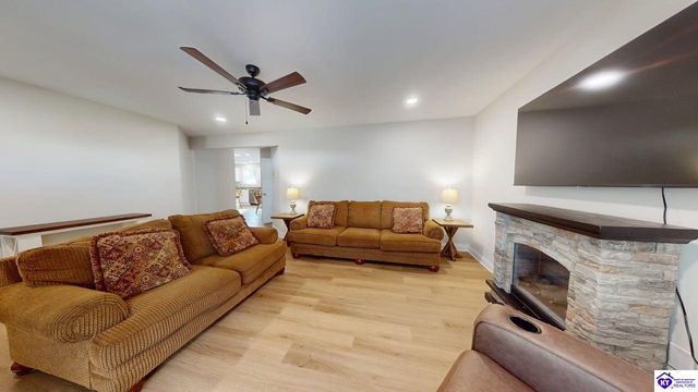 107 Magnolia Court, Vine Grove, KY 40175