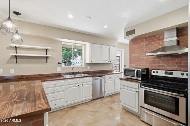 620 S ESSEX Lane, Mesa, AZ 85208