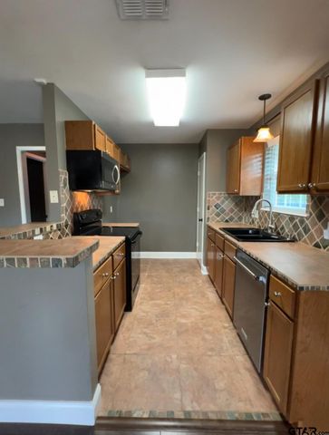 302 Willowbrook Lane, Whitehouse, TX 75791