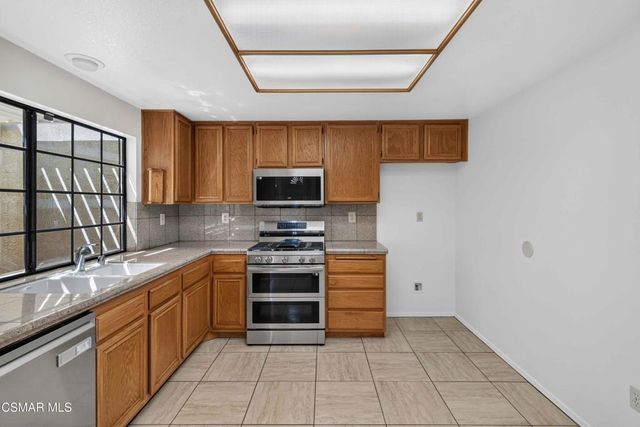 704 Wind Willow Way, Simi Valley, CA 93065