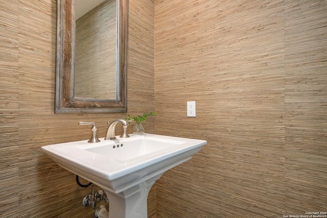 10 Thornhurst, San Antonio, TX 78218