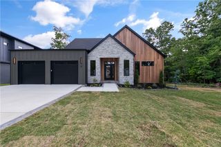 13 Hermitage Lane, Bella Vista, AR 72715
