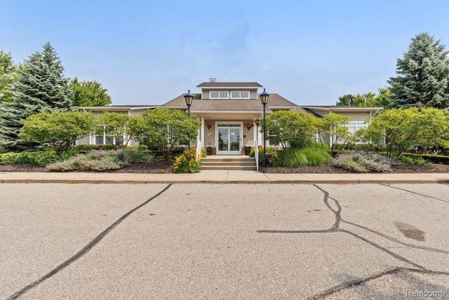 45738 UTICA PARK Boulevard, Utica, MI 48315