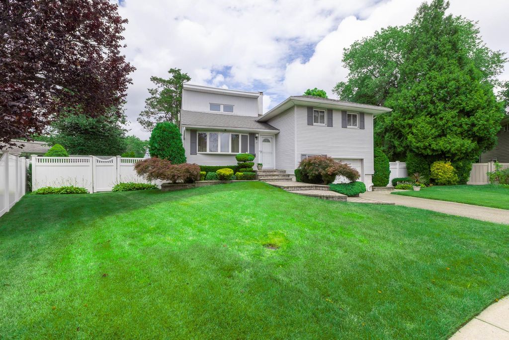 17 Verbena Court, Hicksville, NY 11801