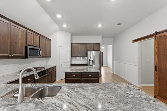 146 Red Granite DR, Dripping Springs, TX 78620