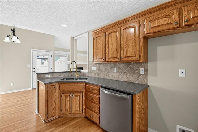 228 SW Ascot Circle, Lee's Summit, MO 64082