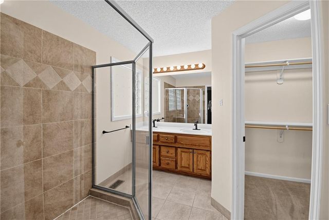 228 SW Ascot Circle, Lee's Summit, MO 64082