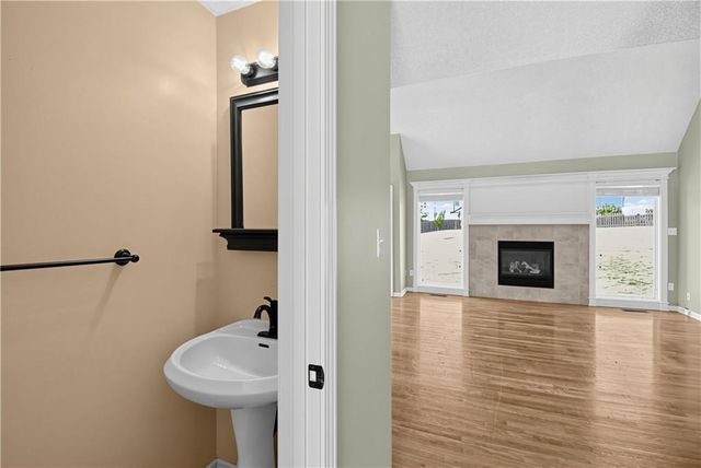 228 SW Ascot Circle, Lee's Summit, MO 64082