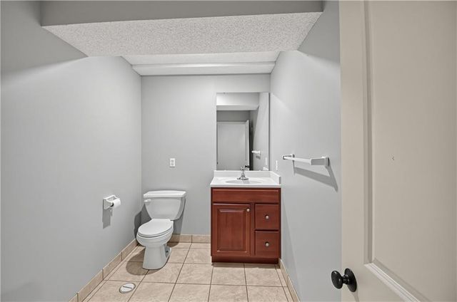 228 SW Ascot Circle, Lee's Summit, MO 64082