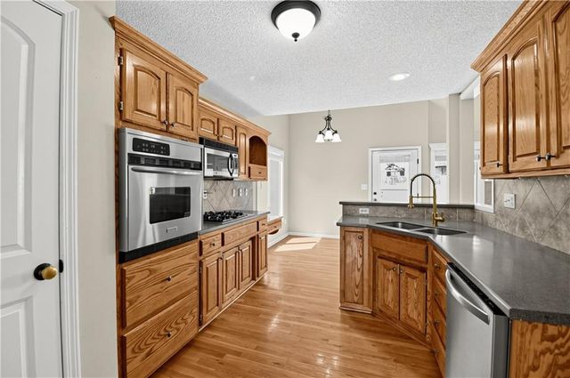 228 SW Ascot Circle, Lee's Summit, MO 64082