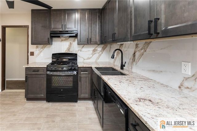 10 Eardley Road, Edison, NJ 08817
