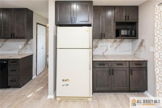 10 Eardley Road, Edison, NJ 08817