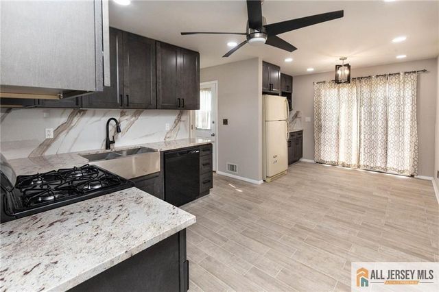 10 Eardley Road, Edison, NJ 08817
