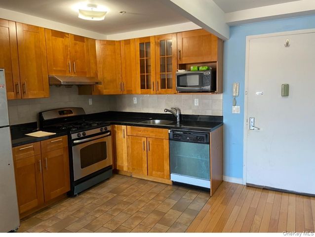93-05 37th Avenue 3F, Jackson Heights, NY 11372
