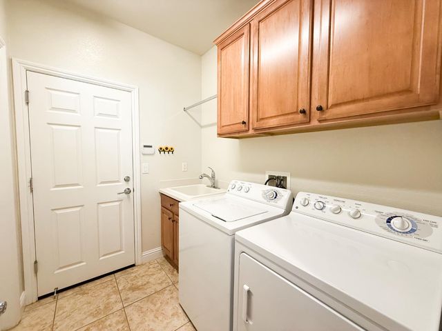 2372 Shadow Berry Dr, Manteca, CA 95336