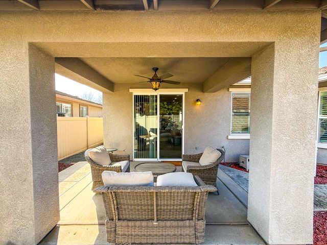 2372 Shadow Berry Dr, Manteca, CA 95336