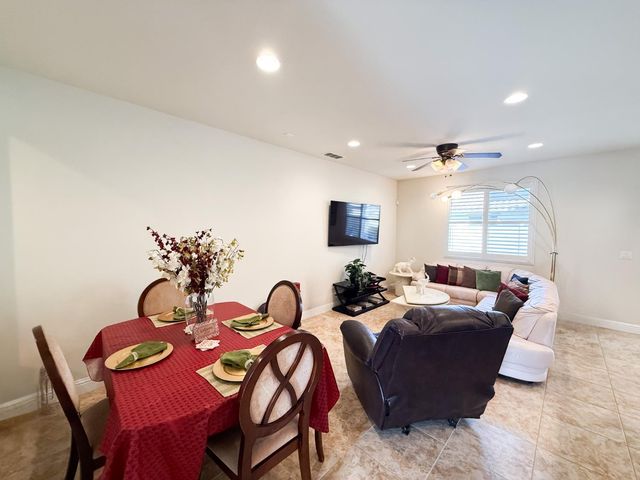 2372 Shadow Berry Dr, Manteca, CA 95336