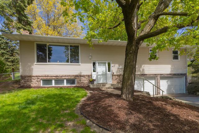 2220 Bossard Drive, Roseville, MN 55113