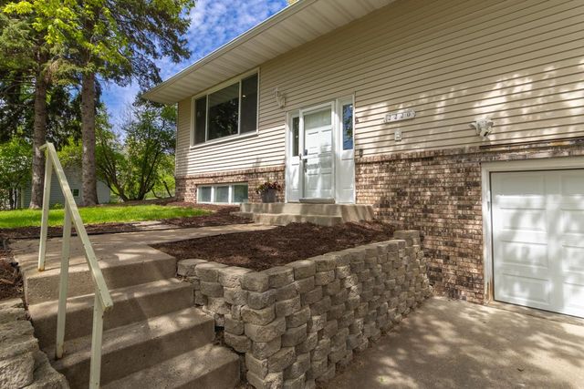2220 Bossard Drive, Roseville, MN 55113